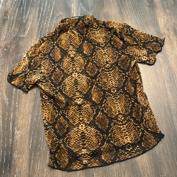 Forever 21 Tops - 🟠 FOREVER 21 BROWN SNAKESKIN PRINT SHEER TOP SIZE SMALL NEW W/O TAG